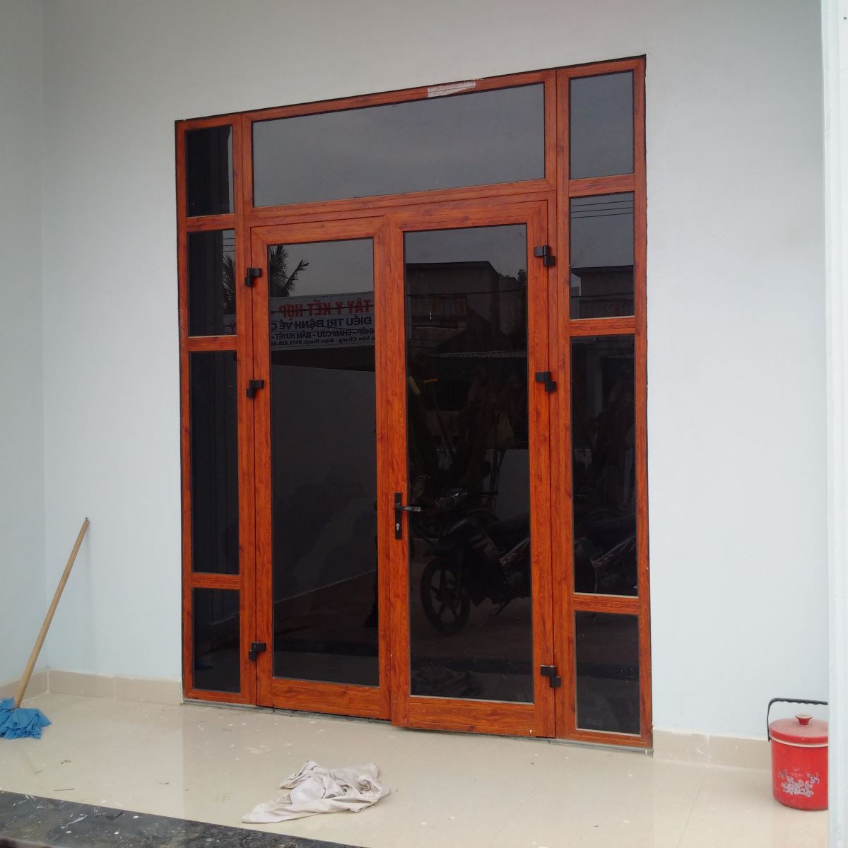 cua nhom, cửa nhôm , lắp đặt cửa nhôm xingfa, cửa nhôm xingfa tem đỏ, cửa nhôm vân gỗ, cua nhom mau van go, Choáng ngợp với nét sang trọng cổ điển của dòng sản phẩm cửa nhôm Xingfa nhập khẩu mầu vân gỗ