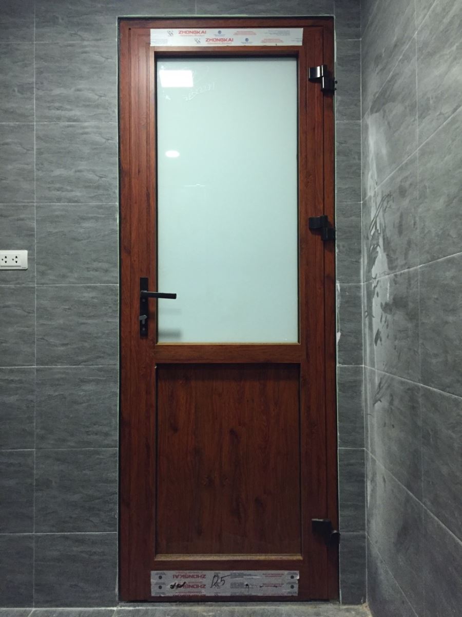 Mẫu cửa nhôm XINGFA nhà tắm wc dùng kính mờ phun sữa bên trên & thanh pano nhôm bên dưới