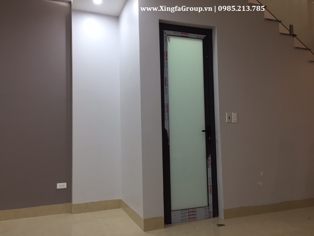 Hình ảnh mẫu cửa nhôm XINGFA phòng tắm wc dùng kính mờ phun sữa