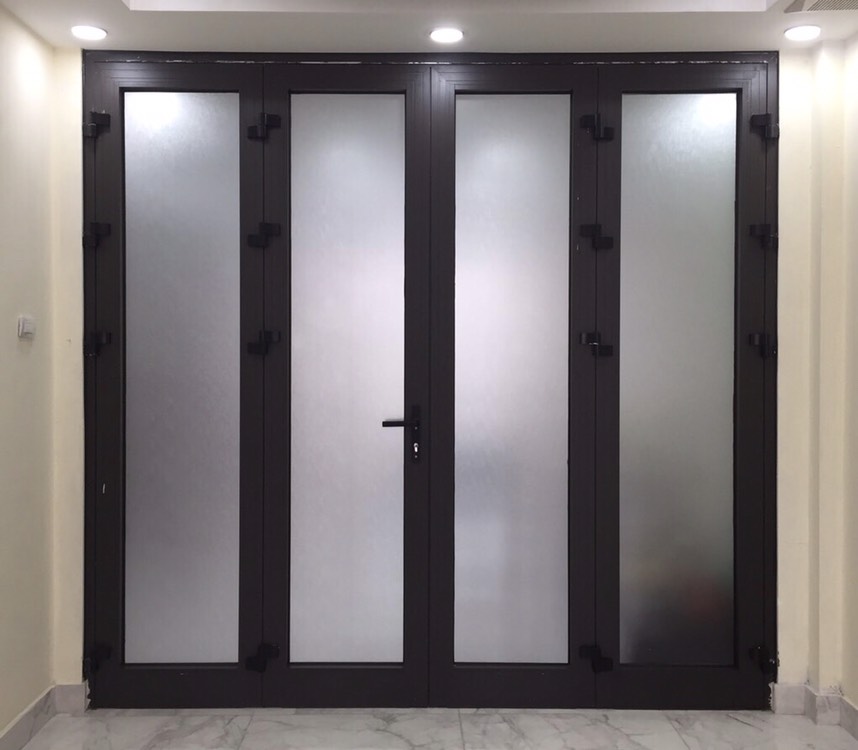 Mẫu cửa phòng ngủ đẹp XINGFA mở quay 4 cánh dùng kình mờ phun cát