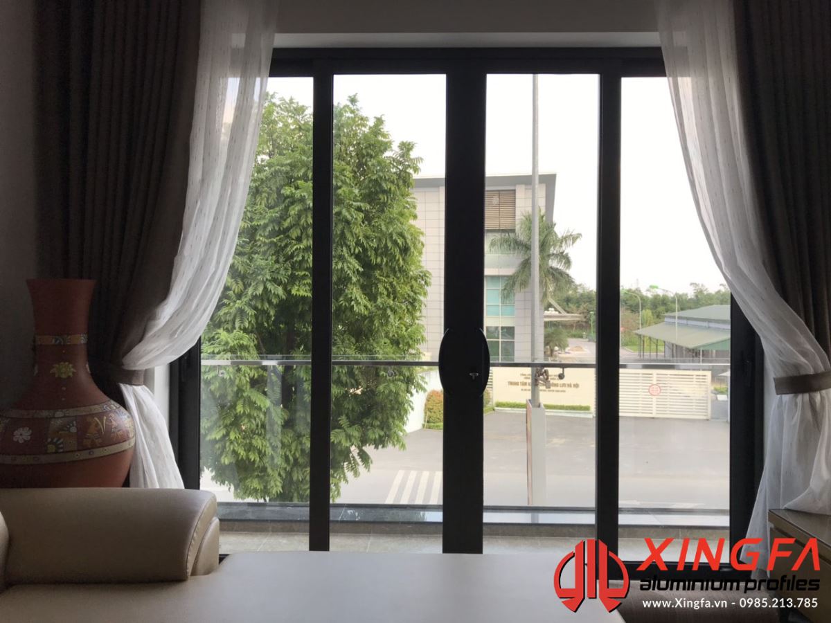 Hình ảnh mẫu cửa nhôm XINGFA phòng ngủ mở trượt 4 cánh