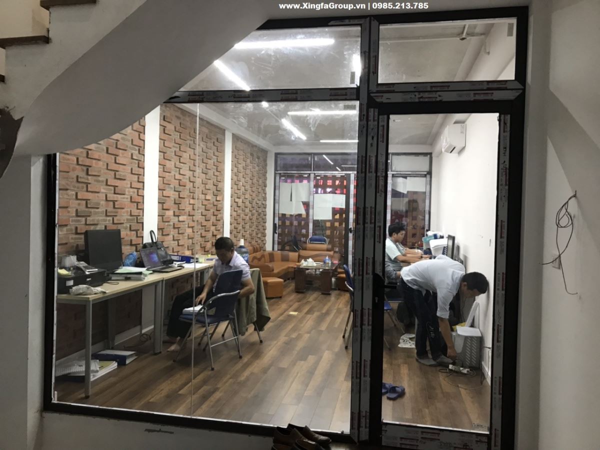 Mẫu cửa nhôm XINGFA thông phòng mở quay 1 cánh + fix cố định