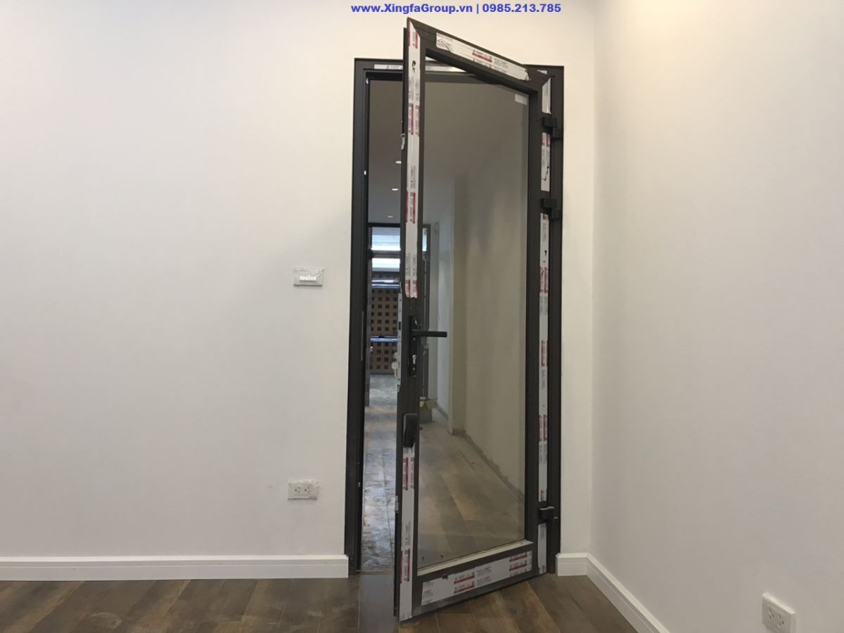Mẫu cửa đi nhôm XINGFA phòng ngủ mở quay 1 cánh